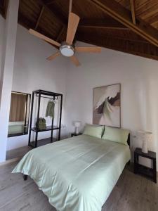 una camera con un grande letto e un ventilatore a soffitto di Residencial Paraiso Bayahibe a Bayahibe