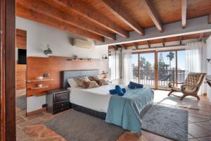 Un dormitorio con una cama grande y un balcón. en Lola Sunset Place Heated Pool, en San Miguel de Abona 28 fotos más