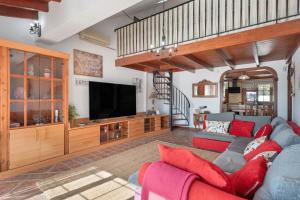 Una sala de estar con un sofá y un televisor. en Lola Sunset Place Heated Pool, en San Miguel de Abona