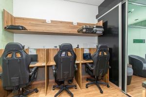 two black chairs sitting at a desk in an office at Diária Business - Sala VIP - Não Possui Cama e Chuveiro in Brasilia
