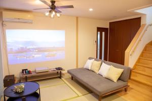 鹿儿岛杏々anan的客厅里有一张沙发和一张桌子。