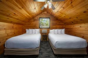 Postel nebo postele na pokoji v ubytování Depe Dene Lakeside Resort + 37 fotografií