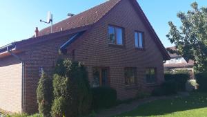 a red brick house with a gambrel roof at Haus Inselglück in Fehmarn