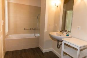 une salle de bain avec un lavabo, une douche et une baignoire dans l'établissement Ferienresidenz Haus Vogelflug Fehmarn-Ostseeferien "Meerblick-Fehmarnsund" Strandresidenz Vogelflug 147 6, à Fehmarnsund 20 autres photos