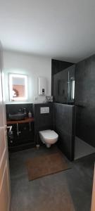 Et badeværelse på Hafenglück + 11 billeder