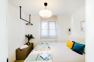 莫尔科泰Morcote Limone Suite mit traumhafter Seesicht的带床和沙发的卧室