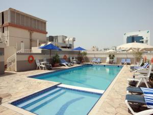 una piscina en la azotea de un hotel en Rose Garden Hotel Apartments - Bur Dubai, en Dubái