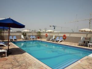 una gran piscina en la parte superior de un hotel en Rose Garden Hotel Apartments - Bur Dubai, en Dubái