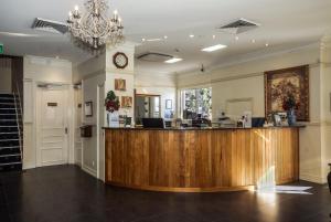 a salon with a wooden counter in a room at Isa Hotel in Mount Isa