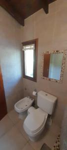 普埃洛湖Hostel La llegada的带马桶、水槽和窗户的浴室 更多6张照片