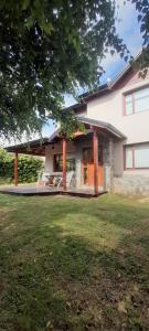 普埃洛湖Hostel La llegada的前面有大院子的房子