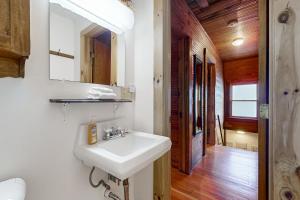 un bagno con lavandino e specchio di Wildberry Cottage a Bomoseen Altre 25 foto