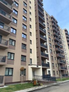 ein Mehrfamilienhaus mit Balkonen an einer Straße in der Unterkunft LZR Apartments in Braşov