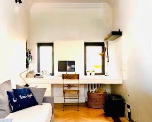 uma sala de estar com um sofá e uma escrivaninha em Terrazza segreta del Vaticano em Roma