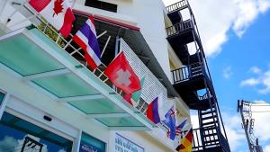 een gebouw met vlaggen aan de zijkant bij Angels "Inn" in Phuket +6 foto's
