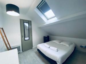 a bedroom with a white bed and a window at Joli Duplex - centre ville - Verde in Angers