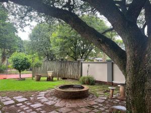 Taman di luar Doornboom Guesthouse