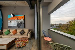 ティミショアラにあるArtHomes Apartmentsのソファとテーブルのあるリビングルーム