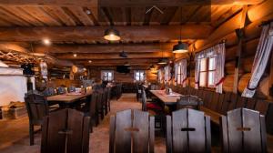 Restaurace v ubytování Kulinarik zur Stoa Alm + 18 fotografií