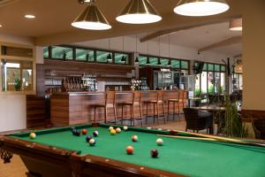 Biliár nebo kulečník v ubytování Vulkán Wellness Hotel & Camping