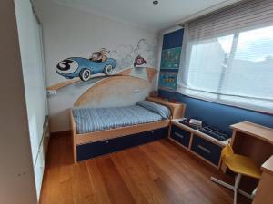 una camera con un letto con una macchina appesa al muro di As Pagonas a Moaña Altre 38 foto