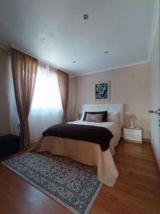 una camera da letto con un letto grande e una finestra di As Pagonas a Moaña