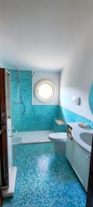 une salle de bain bleue avec des toilettes et un lavabo dans l'établissement Le Quattro Stagioni, à Massa e Cozzile