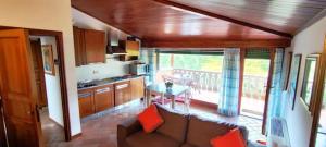 un salon avec un canapé et une cuisine dans l'établissement Le Quattro Stagioni, à Massa e Cozzile