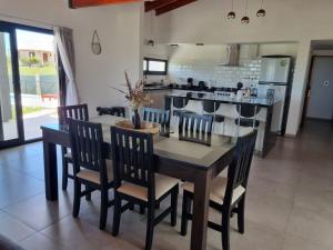 a kitchen and dining room with a table and chairs at Escondite Serrano in Villa Giardino