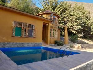 维库尼亚Casa los Misticos, Vicuña, Valle del Elqui的一栋房子前面有游泳池