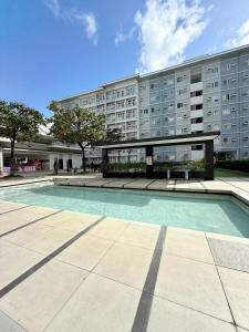 Πισίνα στο ή κοντά στο DC Trees Residences Staycation