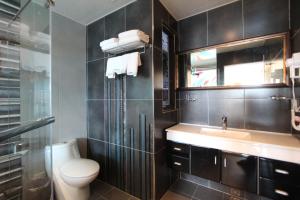 Koupelna v ubytování Emilia Resort I