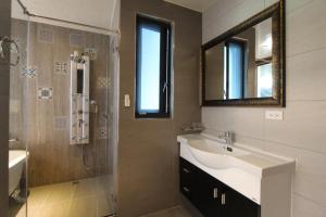 Koupelna v ubytování Emilia Resort I
