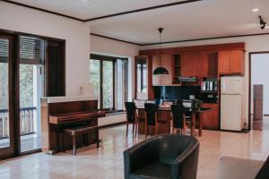 Кухня или мини-кухня в Rumah Pelita by Villa Lantera - Tennis Court & Swimming Pool
 +94 фотографии