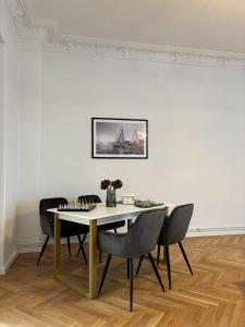 a dining room with a table and chairs at Five O - Die Suite- Watzlawick - 2 Schlafzimmer in Wittenberge