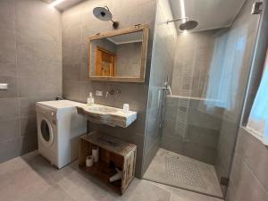 ein Badezimmer mit Waschmaschine und Waschbecken in der Unterkunft Appartamento TEMELIN in Bormio + 38 Fotos