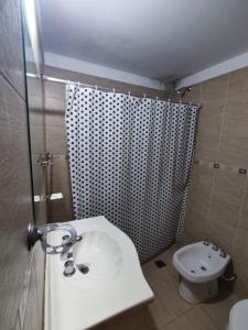 Un baño con lavabo, ducha e inodoro. en Perik Termas, en Colón