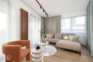 Posedenie v ubytovaní Klimatyzowany Apartament Blisko Parku w Krakowie z 3 Sypialniami, Wanną i Parkingiem by Renters Prestige