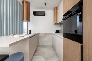 Kuchyňa alebo kuchynka v ubytovaní Klimatyzowany Apartament Blisko Parku w Krakowie z 3 Sypialniami, Wanną i Parkingiem by Renters Prestige