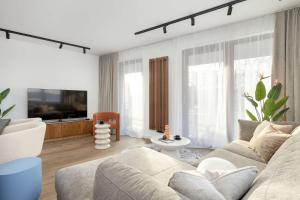 Televízia a/alebo spoločenská miestnosť v ubytovaní Klimatyzowany Apartament Blisko Parku w Krakowie z 3 Sypialniami, Wanną i Parkingiem by Renters Prestige + 17 fotografií