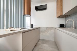 Kuchyňa alebo kuchynka v ubytovaní Klimatyzowany Apartament Blisko Parku w Krakowie z 3 Sypialniami, Wanną i Parkingiem by Renters Prestige
