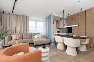 Posedenie v ubytovaní Klimatyzowany Apartament Blisko Parku w Krakowie z 3 Sypialniami, Wanną i Parkingiem by Renters Prestige