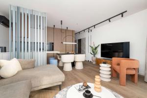 Televízia a/alebo spoločenská miestnosť v ubytovaní Klimatyzowany Apartament Blisko Parku w Krakowie z 3 Sypialniami, Wanną i Parkingiem by Renters Prestige