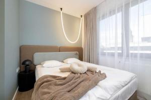 Posteľ alebo postele v izbe v ubytovaní Klimatyzowany Apartament Blisko Parku w Krakowie z 3 Sypialniami, Wanną i Parkingiem by Renters Prestige