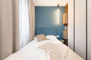 Posteľ alebo postele v izbe v ubytovaní Klimatyzowany Apartament Blisko Parku w Krakowie z 3 Sypialniami, Wanną i Parkingiem by Renters Prestige
