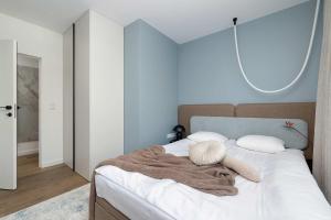 Posteľ alebo postele v izbe v ubytovaní Klimatyzowany Apartament Blisko Parku w Krakowie z 3 Sypialniami, Wanną i Parkingiem by Renters Prestige