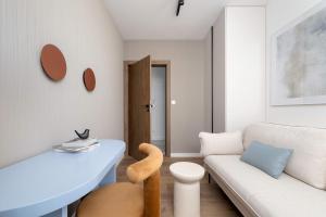 Posedenie v ubytovaní Klimatyzowany Apartament Blisko Parku w Krakowie z 3 Sypialniami, Wanną i Parkingiem by Renters Prestige