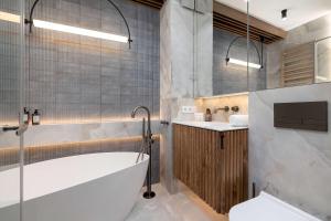 Kúpeľňa v ubytovaní Klimatyzowany Apartament Blisko Parku w Krakowie z 3 Sypialniami, Wanną i Parkingiem by Renters Prestige