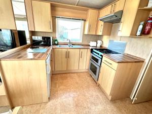Kuchyň nebo kuchyňský kout v ubytování Seashell Hideaway Caravan at Seawick Holiday Park