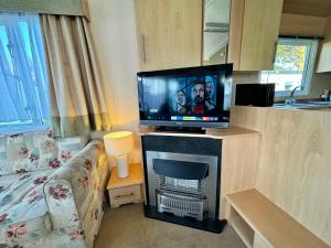 TV a/nebo společenská místnost v ubytování Seashell Hideaway Caravan at Seawick Holiday Park